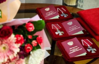 Общая сумма федеральных единовременных выплат семьям погибших участников специальной военной операции (СВО) в 2026 году превышает 14,2 миллиона рублей.Федеральные выплаты и компенсацииПрезидентская выплата (по Указу № 98): 5 000 000 рублей (делится поровн